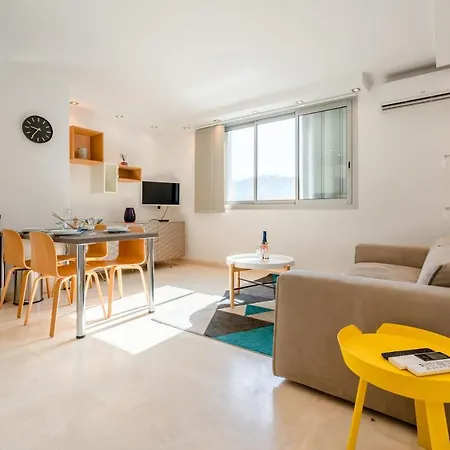 2-bedroom In Grand Apartment *