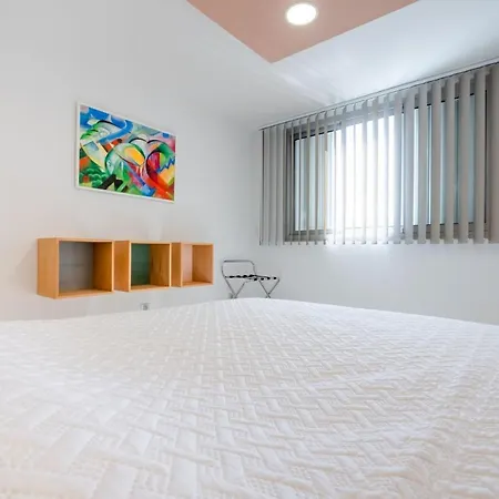 2-bedroom In Grand Apartment *